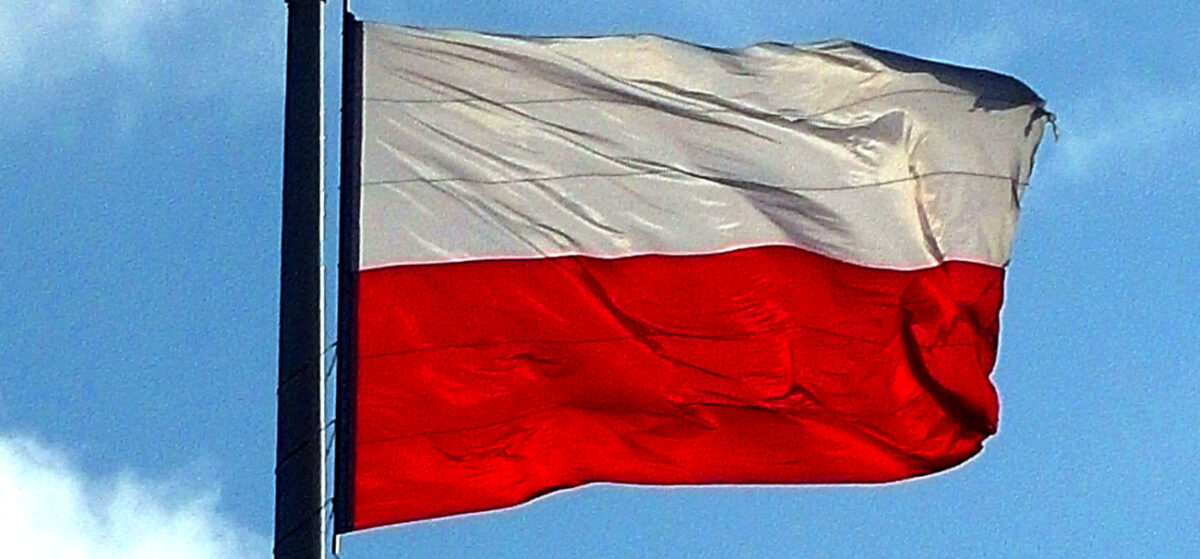 Flaga polski na wietrze
